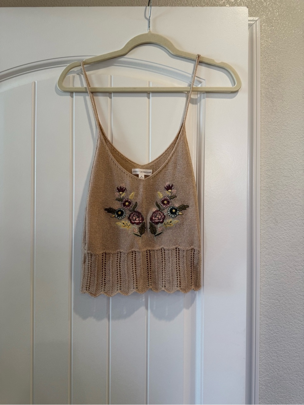 Coco+Jaimeson Beige Embroidered Floral Knit Crop Camisole Tank NWOT Medium